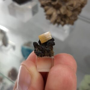 Wulfenite on limonite