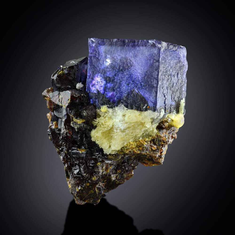 Fluorite with baryte and sphalerite